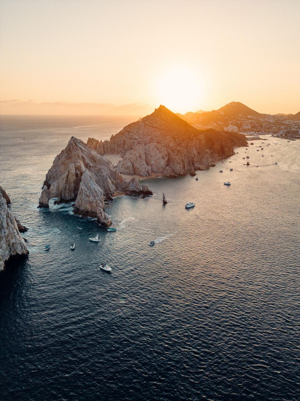 Vista aérea de El Arco de Cabo San Lucas al atardecer