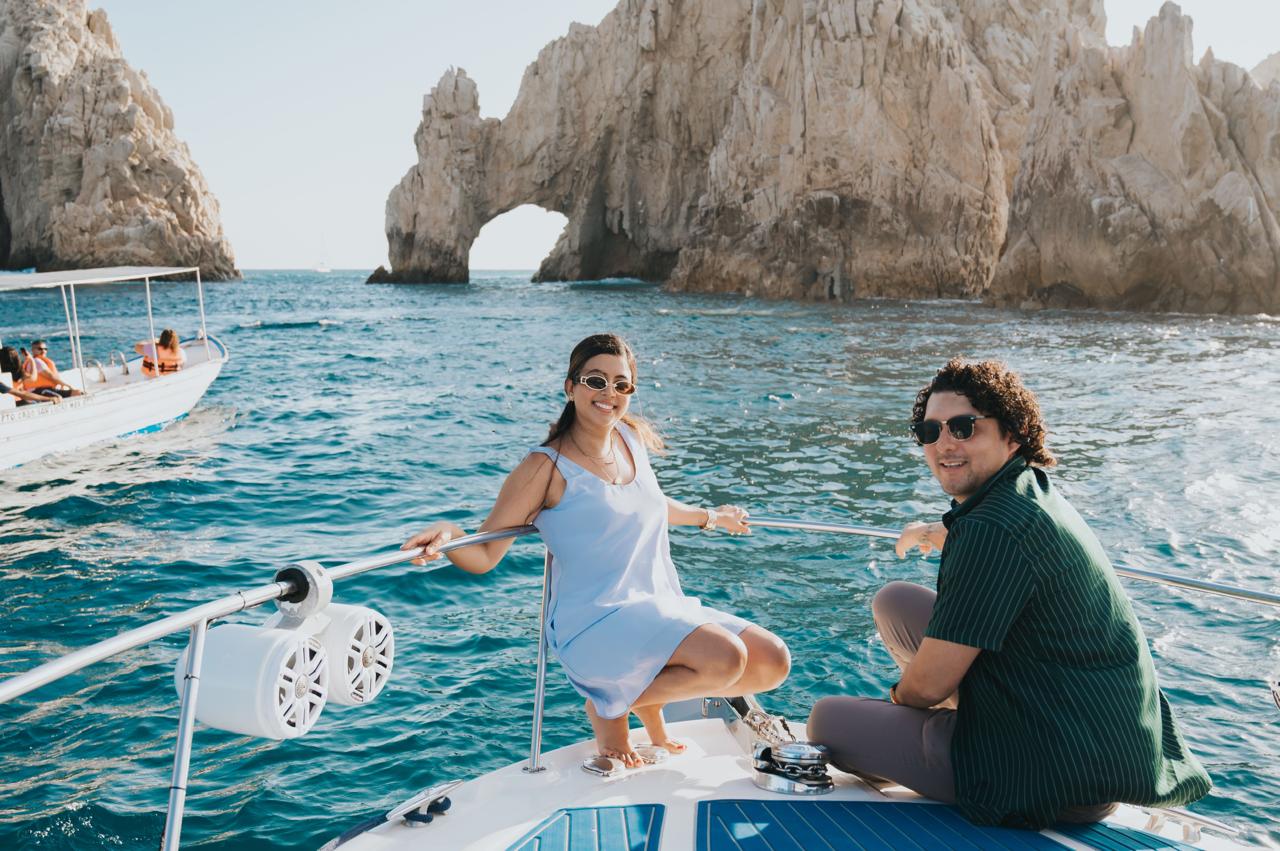 Pareja a bordo de un yate frente al Arco de Cabo San Lucas
