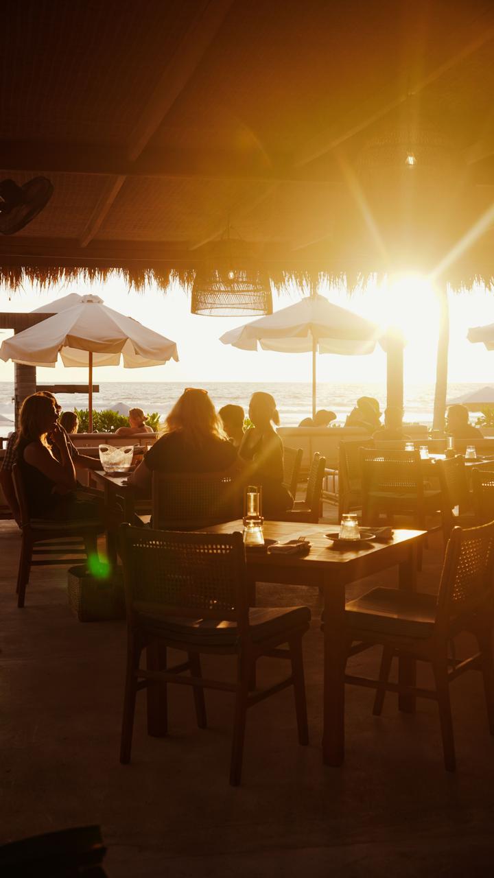 Restaurante frente al mar en Los Cabos durante el atardecer