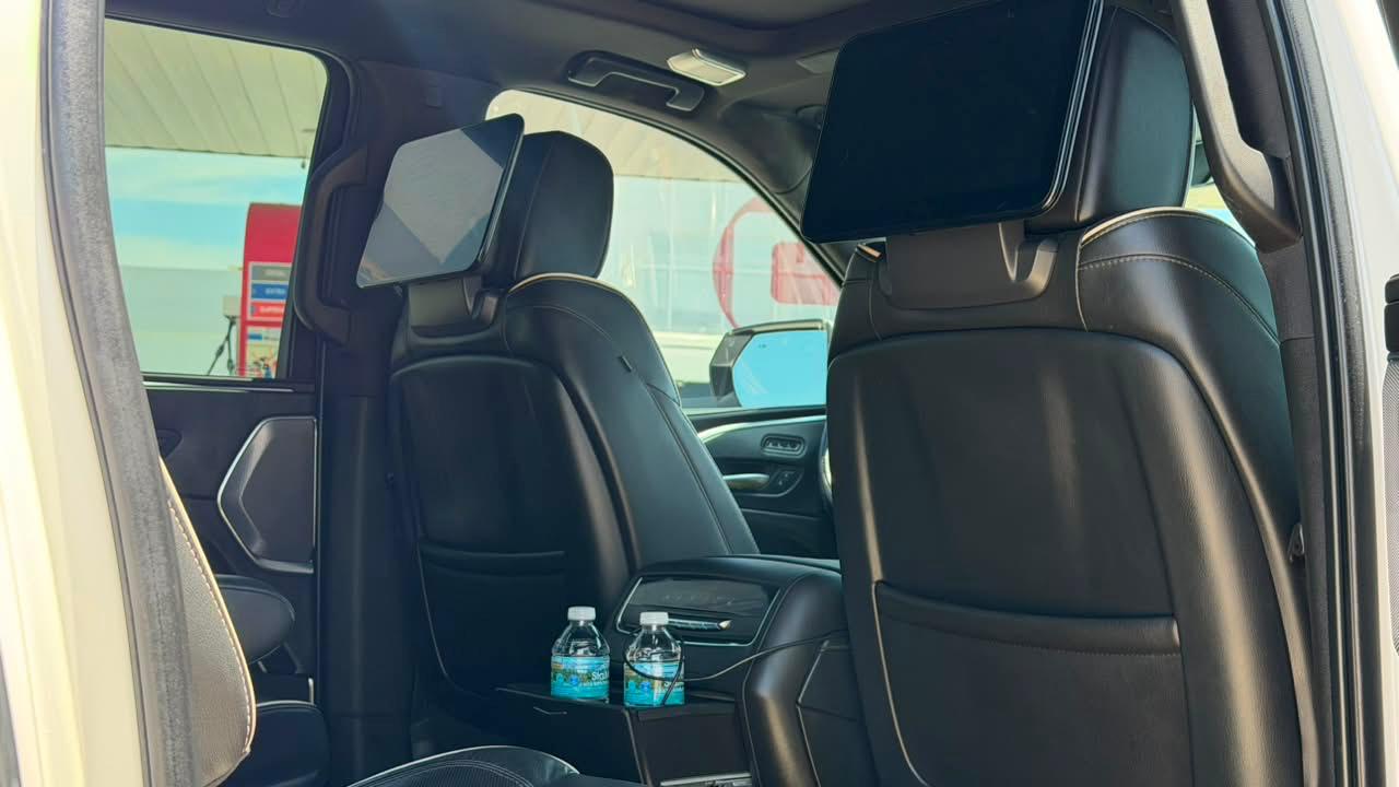 Escalade interior 3